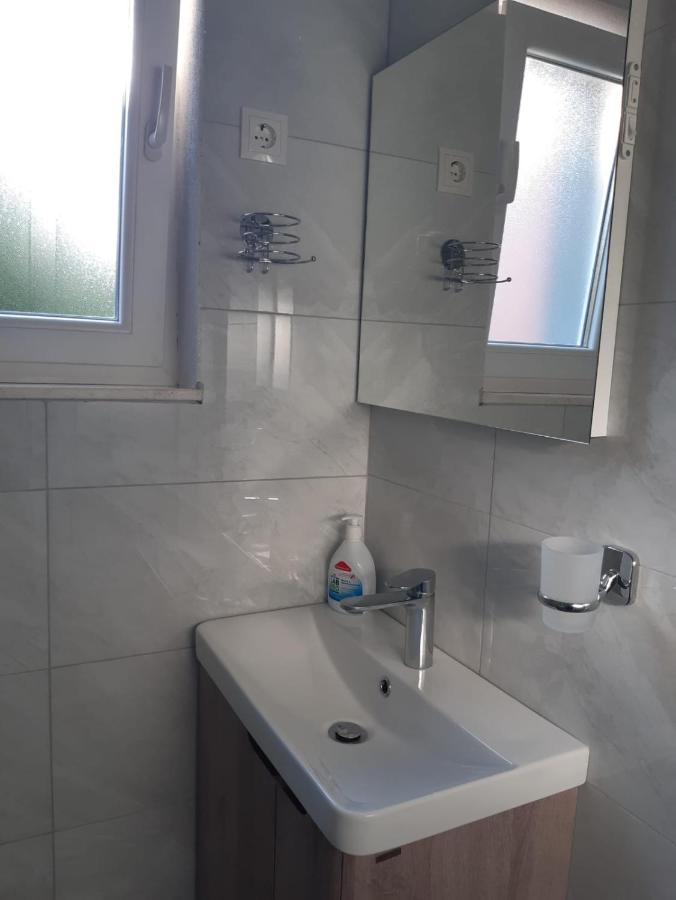 Jona - Dugi Rat - Mali Rat Apartamento Exterior foto